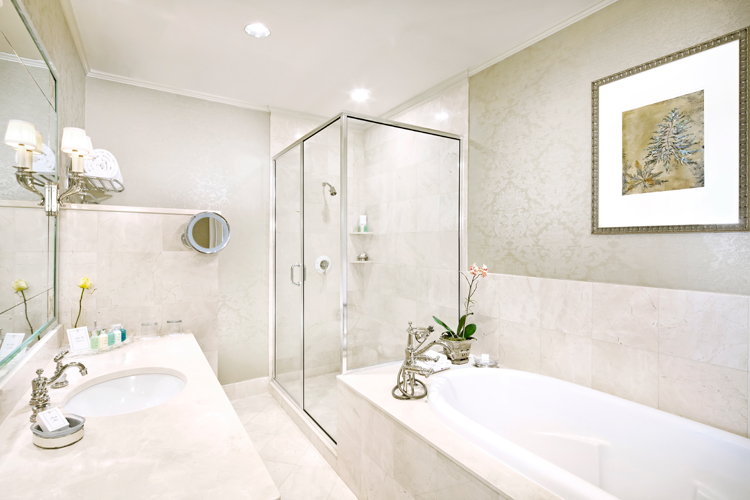 Charleston luxury hotel penthouse with soaking tub